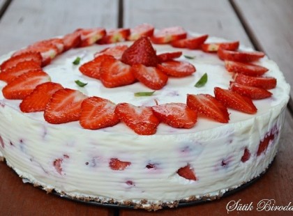 Krémesen könnyű epres túrótorta