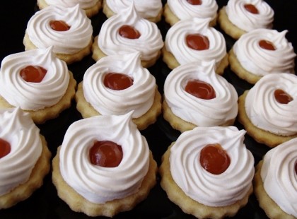 1 kiló lisztből 90 db Habos linzerkarika
A kolléganőm adta ezt a mennyei receptet: idén ezeket a “karácsonyi Habos linzerkarikákat” teszem az ünnepi asztalra!

Hozzávalók:
30 dkg liszt
20 dkg margarin
10 dkg cukor
1 sütőpor
1 vaníliás cukor
1 db tojás sárgája
1 db citrom reszelt héja
---a teljes recept a hozzászólásoknál---