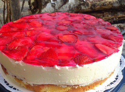 Tejszínes-túrós krémes vagy Joghurtos-túrós krémes eprtorta