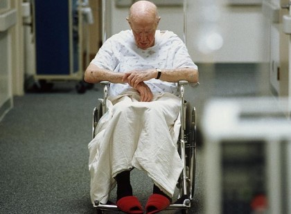 BETEGEK MEZTELENÜL AZ ÁGYUK MELLETT ÁLLNAK