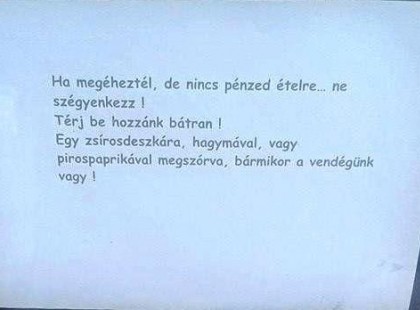 Gödöllő főterén egy büfé kirakatában - Ha megéheztél, de nincs pénzed ételre, ne szégyenkezz!