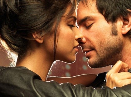 Nagyszerű dolog, ha az emberre valaki gondol, és a gondolataival vigyáz rá. Aki szeret, ezt teszi. A szívében őrzi Őt, ott védi, oltalmazza. És engedi élni. Néha fájdalmas dolog ez. Mert néha úgy kell engedni élni, hogy valóban nem lehetsz a közelében. Csak távolról csodálhatod Őt, távolról figyelheted. Mégis csodálatos érzés szabadon engedni, akit szeretsz. Engedni, hogy úgy éljen, ahogy a szíve, lelke vezérli, ahogy neki a legjobb. Ahogy szüksége van rá. Elengedni, de nem elhagyni. Hanem messziről figyelni Őt, messziről vigyázni rá. A szívedben. A gondolataiddal, az érzéseiddel, a szereteteddel. És hinni, hogy egy napon visszatér. Bízni benne, érezni, hogy szeretete visszavezeti hozzád. Csitáry-Hock Tamás