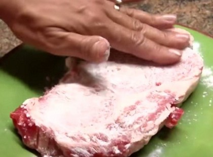 Fogod a húst és jól bekened szódabikarbónával. Ezt és a többi 4 trükköt mindenkinek ismernie kell