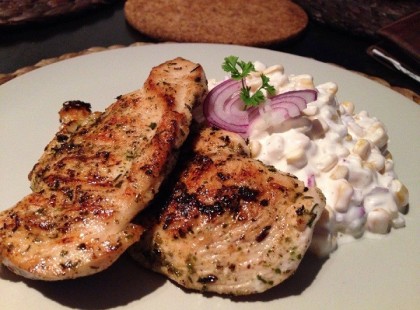 Zöldfűszeres csirkemell majonézes kukoricasalátával