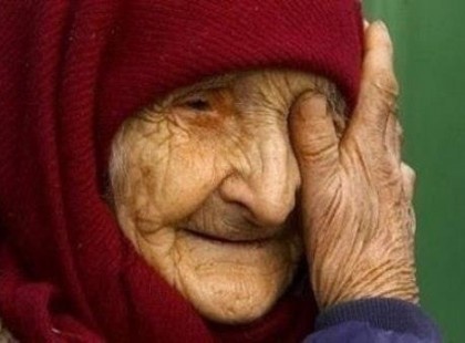 RENDELŐ ELŐL ZAVARTÁK EL AZ IDŐS NÉNIT