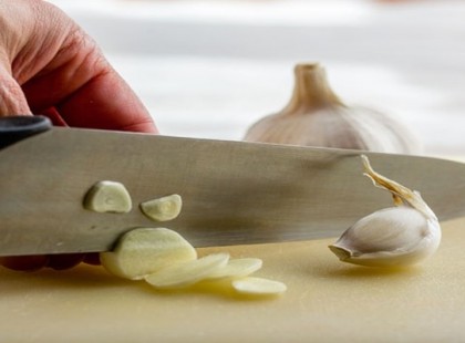 Orvosoljunk egy hibát, amit majdnem minden ember elkövet, amikor fokhagymával főz!