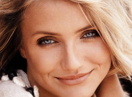 Negyven fölött szép igazán a nő, Akkor már kiül a belső, Meghozza gyümölcsét az élet, Meglátszik, ki a finom érett. Sokuk arcán mennyei szépség ül, Nőiségük kiteljesül, Az értő szem őket nézi, Ki szerencsés, karjukban végzi.