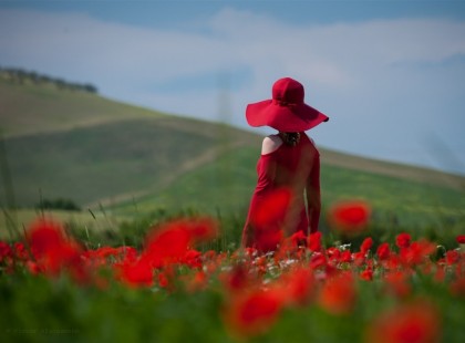 A NŐ: 3 évesen: Amikor tükörbe néz, egy királynőt lát. 8 évesen: Amikor tükörbe néz, Hamupipőkét látja. 15 évesen: Amikor tükörbe néz, egy rémséget lát. (Anya, ilyen fejjel nem mehetek iskolába!) 20 évesen: Amikor tükörbe néz, azt látja, hogy 