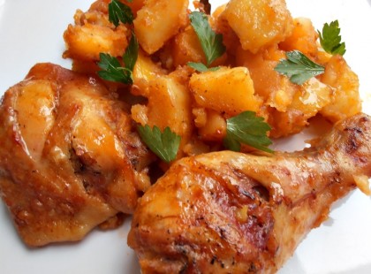 Szószos csirkecombok paradicsomos-hagymás burgonyával, ennél jobbat még nem ettél!