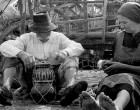 1958 - ban a feleség a mezőre pontban délre kétfogásos ebéddel érkezett, hozta a férjének. Az asszony az urának... A déli harangszó mire elhangzott ott kellett lennie az ebédnek, a meleg ebédnek. Nem volt futárszolgálat, nem ültek be ebédelni sehová, nem volt nyugdíj. Önfenntartó életet folytattak, ami akkoriban nagyon nehéz volt, de mindig volt munka. Akartak is dolgozni, mert eleve úgy nevelték őket. Az ebéd sparhelton készült. Alkalmanként a gyerekek mezítláb szaladtak a forró homokban a meleg ebéddel. Nem kellett hiper - szuper vákumos tárolóedény, mert nem lötyögött ki az ebéd. Nyomj egy lájkot, ha Te is szeretted a sparhelton készült ebédet.