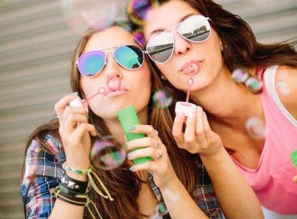 Müller Péter: Barát az, akire figyelsz, mert fontos számodra a sorsa. És figyel rád, mert fontos számára a te sorsod. Barát az, aki megért - s akit mélységesen megértesz. Nem tudtok egymásnak hazudni. Túl közel van. Mintha magaddal beszélnél.