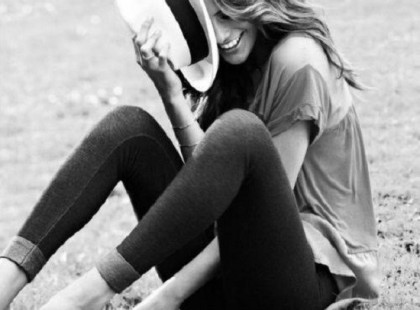 Az Ideális Nő nem akar tökéletes lenni, mert jól ismeri a mondást: az igazi nő nem tökéletes, a tökéletes nő pedig nem igazi.