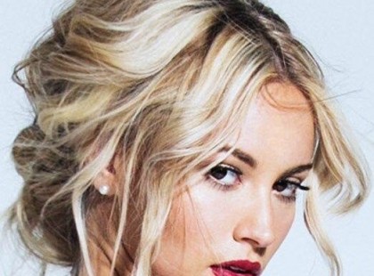 Mikor azt hinnéd, eljött az utolsó nap, s fájó búcsúztatódra készül már a pap, mikor már nincs erőd küzdeni az árral, és úgy döntenél, elmész ezzel a nyárral… Akkor gondolj azokra, kik hazavárnak, és lágy mosolyodban egy világot látnak… Gondolj azokra, kik igazán szeretnek, akik veled együtt sírnak, és nevetnek… Gondolj azokra, akiknek szívében élsz, és gyengéden fogják a kezedet, ha félsz…