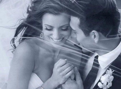 Dale Carnegie: Milyen kivételes ajándék a mosoly! Hiszen nem kerül semmibe, de szívmelengető. Csak egy pillanatig él, de az emléke megmarad. Örömet szerez, és táplálja a jóindulatot. Kiváló ellenméreg irigység és rosszindulat ellen. Biztatást ad a csüggedőnek, erőt önt belé. Nem lehet megvenni, kölcsönkérni, ellopni, nem jelent földi javakat senkinek mindaddig, amíg önként és jó szívvel meg nem ajándékoznak vele.