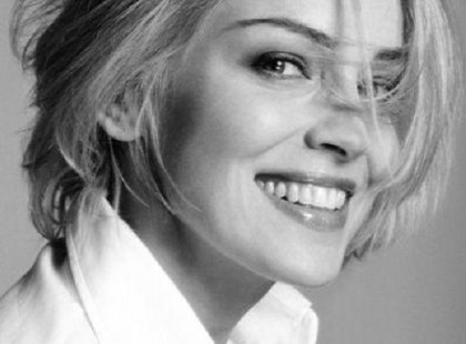 Oravecz Nóra: Hiszen minden kapu nyitva áll előtted, csak be kell sétálnod rajtuk - persze arról is tudnod kell, hogy az út rögös, akadályokkal, kátyúkkal teli, szűk ösvény. Olyan, amin ha nem figyelsz, pillanatok alatt a sötétségben találod magad. Hogy onnan képes leszel-e kimászni, csak rajtad múlik - és azon, hogy mennyire figyelsz