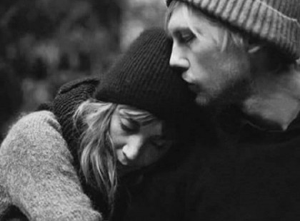 Magna Cum Laude: Olyankor szeress, mikor rám senki se vár, Csak akkor keress, mikor őszbe fordul a nyár. S ha elhamvadnak majd regénybe illő éveink, Akkor, ahogy először, úgy ölelj megint.