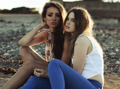 Az igazi barátság nem az, hogy nyaljátok-faljátok egymást és 99999 közös képetek van a facebookon. Az igazi barátság az, mikor ha nem beszéltek több napig hiányoztok egymásnak és mindig van mit megbeszélnetek. Megbíztok egymásban. Megmondjátok őszintén a véleményeteket, nem azt amit hallani akar. Kiröhögitek egymást. Valamiben nem értetek egyet, veszekedtek. Összevesztek. Eltávolodtok egymástól, de lélekben még akkor is együtt vagytok és rájöttök, hogy más nem tudja helyettesíteni azt a barátságot. Kibékültök. Megbíztok. Szeretitek egymást. Na ez az igazi barátság.Nyomj egy lájkot, ha Neked van igazi barátod!