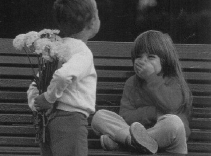 Tomán Edina: Vágytam én már sok mindenre. De rá kellett jönnöm, nincs annál erősebb vágy, mint amikor a másik közelségére vágyunk. Amikor úgy vágyunk a másik közelségére, hogy az nem lehet mellettünk, amikor vágyakozásunk kielégíthetetlen, vágyunk tárgya elérhetetlen. Ettől kezdve elindul az ördögi kör, a gyötrő láncreakció, amiből képtelenség kiszállni, hiszen az ösztön a mozgatórugója. Elindul a játék, az a kínzó játék, amit férfi és nő ösztönösen játszik egymással. A játék, amely során nem is a másik testét kívánod, hanem a lényét. Minden porcikáddal kívánod a látványát, ami talán messze van a tökéletestől, de számodra a mindent jelenti. Kívánod a hangját, aminek érzékelésére a körülötted zajló világban megáll az idő, és a te saját hangod is átváltozik. Idegen lesz, olyan, mintha nem is te volnál. Pedig ez a hang vagy csak te igazán. Mert minden, ami eddig volt, megszűnt létezni. Minden, ami eddig volt, a föld nyelte el. Minden, ami eddig szépnek tűnt, elveszítette szépségét. És értetlenül állsz ebben az idegen világban, mert egyszerűen nem találod a helyedet. Nélküle nem találod a helyedet. Mert a te helyed ott van, mellette.