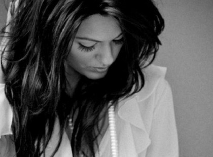 Minden, ami igaz, őszinte, amiben nincs játék, taktika, és hátsó szándék, minden pillanat, amikor lehull a maszk, az unalmas.