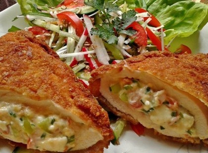 Rántott csirkemell csípős, krémsajtos, baconos töltelékkel