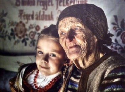 „Olyan jó néha angyalt lesni s angyalt lesve a csillagok közt Isten szekerét megkeresni. Ünneplőben elébe menni, mesék tavában megfürdeni s mesék tavában mélyen,mélyen ezt a világot elfeledni.”