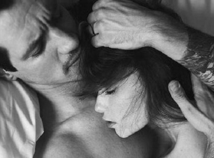 Manna OWell: Az igaz szerelem, ha nem is teljesül be soha, mindig bennünk marad, olykor észrevétlenül megbújva, mély álomba zuhanva, olykor mindent elárasztva, mindent… elragadva.