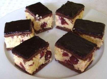 Konyakmeggyes szelet