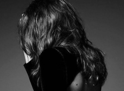 Voltam már vesztes, de legyőzött sohasem! Akartak már a becsületembe tiporni, próbáltak már megaláztatni, volt, hogy sikerült is. Voltam én már lent, sőt még lejjebb is. Tapostak a szívembe,gázoltak a lelkembe. Nem szégyellem kimondani. Volt, hogy majdnem ordítottam a fájdalmaktól, a vágyaktól, a tehetetlenségtől, a haragtól, dühtől,bosszú vágytól. Volt, hogy sírtam. Sőt, zokogtam, mint egy kisgyerek. Volt, mikor úgy éreztem és gondoltam, hogy nem tudok fölállni és lent maradok, de mindig sikerült erőt merítenem még a legkilátástalanabb helyzetekből is és mindig felálltam, felállok és mindig is fel is fogok!