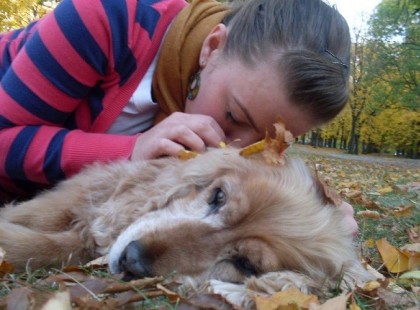 Csak egy kutya, ráadásul nem minta kutya, kicsit sem. De ez a kutya az aki amikor hazaérek olyan boldogan üdvözöl hogy percekig képtelen vagyok levenni a kabátom vagy a cipőm, mert biztos hogy nem engedi. Ez a kutya az akinek a szuszogása az utolsó amit hallok elalvás előtt, és ugyanez a hang az első ébredés után. Ez a kutya az aki megtanított arra, hogyha ideges vagyok vagy feszült akkor nincs is jobb mint egy pár órás séta a mezőn vagy az erdőben ahol kitisztul a fejem, együtt vele.