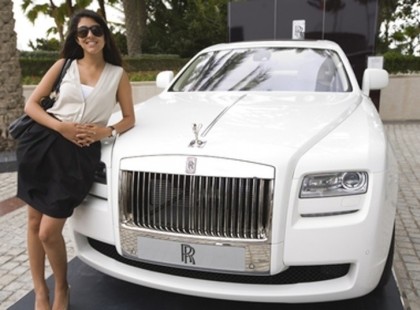 New York-ban egy elegáns nő bemegy egy bankba, és közli, hogy külföldi utazáshoz szeretne 5000 dollár gyorshitelt felvenni. A bankban beleegyeznek, azzal a feltétellel, hogy felajánl valamit fedezetként.