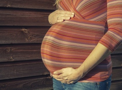 - A Mama ? Te hiszel a Mamában ? ! - Igen. - Ne nevettesd ki magad ! Láttad már valahol ? Egyáltalán látta már valaki ? - Nem, mert itt van körülöttünk. Benne élünk. S bizony, neki köszönhetjük, hogy vagyunk.