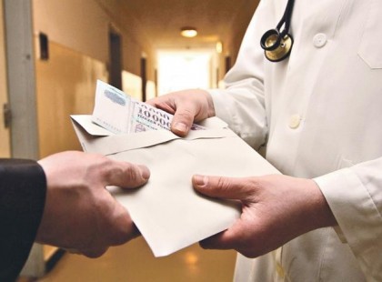 Fekete póló, fehér boríték a zsebben! Oszd meg te is!