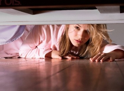 A feleség meg akarja tudni, hűséges-e hozzá a férje, ezért ír neki egy levelet, hogy elhagyja, mert már nem szereti.