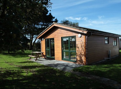 Kedves Ismerőseink! Párommal úgy döntöttünk, hogy idén nyáron vendégül látunk néhány rászoruló családot 4-5 napra (természetesen nem egyszerre, hanem egymás után jöhetnek a családok) Sümeg melletti kis faházunkban.