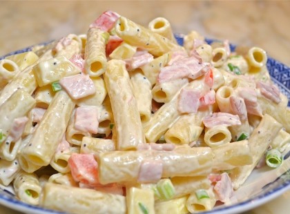 Sonkás tésztasaláta 15 perc alatt – villámgyors étel, ha nincs időd főzni ezt készítsd el!