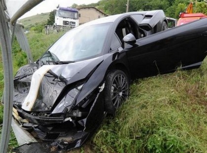 A gazdag, milliárdos férfi nagy izgalommal lépett be az autószalon fotocellás ajtaján, ahol a tervezőmérnök személyesen várta. Végre elkészült az, amire mindig is vágyott: egy teljesen személyre szabott luxusautó, a legkorszerűbb extrákkal.
