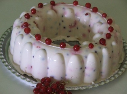 Joghurtos túrótorta ribizlivel (sütés nélkül)