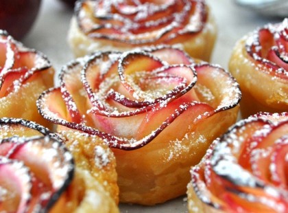 Citromlébe mártja az almaszeleteket, majd elkészíti a legszebb és legfinomabb sütit!