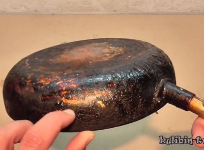 A legegyszerűbb módja annak, hogy megtisztítsuk edényeink alját az odaégett zsírtól