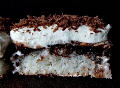 Kókuszos-csokis szelet, még a Bounty csokinál is finomabb! Lágy és krémes, varázslatos!