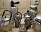 Mit szóltok ehhez az összeállításhoz? Kinek mi van még meg ezek közül? Nekem ezek közül semmi nincs már meg, de anyukámnál a tejes kanna kivételével minden. Illetve kotyogós kávéfőzőm nekem is van, de az merőben másként néz ki. Viszont ilyen kannával hordtam a tejet még a dédszüleimnél. A nagyszülőknél minden volt. Nyomj egy lájkot vagy oszd meg, ha te is őrzöl ezek közül otthon valamit! :)
