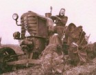 Hát ennyire nem volt büdös a mezőgazdasági munka a nőknek sem az 1950 - es 1960 - as években. Nagyon jó ez a kép, mert nem volt egy talpalatnyi műveletlen föld sem, pedig nem voltak támogatások, de hát látjuk a nők is simán megoldották. A tüskés kerekű Hoffer mondhatni simán kirázta a nőkből a gyereket, de valahogy mégis egészséges gyerekek születtek :)