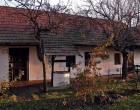 Kicsiny falum ott születtem én, Nincs ott gyertya, nincs ott lámpafény, Házunk előtt vén eperfa áll, Engem anyám mindig haza vár... Megírom majd jó anyám neked, Ne várj haza, többé nem megyek, Amikor a kis falumban nyugovóra térnek, Anyám, mondj el értem egy imát!