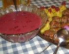 Baconbe tekert, pácolt sült csirkemáj, meggy szósszal és sütőben sült krumplipüré halmocskákkal