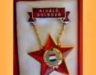 Kiváló dolgozói jelvény? Kinek van még ilyen? Ez annak idején volt édesapámnak is. Hogy hová keveredett az évtizedek folyamán azt nem tudom, de Ő nagyon büszke volt rá arra még emlékszem. Ha jól emlékszem pénzt is kapott akkor és még talán oklevelet is. Akkor így értékelték az embert, a munkája után ítélték meg a dolgozót. Nyomj egy lájkot, ha még emlékszel! :)