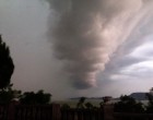 Tornádó a Balatonon?Szerdán este nyolc körül jött a vihar és a Balatonra is lecsapott. Félelmetes látványt nyújtott, a szemtanúk szerint földöntúli hangok törtek elő a semmiből és érkezett a tornádónak tűnő látvány. Merényi Éva zseniális fotóit mutatjuk meg.