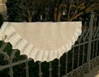 Egy fiatalember egymagában ült az autóbuszon. Kitekintett az ablakon. Alig múlt húsz éves, csinos, finom arcvonású fiú volt.