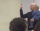 A diáklány babája felsírt az órán, de a professzor reakciója mindenkit megdöbbentett! - A diáklány babája felsírt az előadás alatt. Megpróbálta elhagyni a termet, de az óraadó professzor ezt már nem engedte! Sosem találod ki, mi történt ezután!