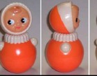 Az orosz keljfeljancsi baba nektek is beugrik? Bár mondjuk ki, hogy hívta. Kinek milyen színben volt? Emlékeim szerint volt ilyen narancssárga, világoskék, rózsaszín, piros színű. Órákon keresztül el tudtunk játszani vele. Pedig így felnőttként nem egy nagy ördöngösség volt, amit csinált és nem is volt változatos. Neked is volt ilyen keljfeljancsid?