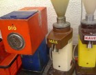 Nem feledkezhetünk meg gyermekkorunk kávéillatú közértjeiről sem. Én úgy éreztem, hogy az ABC - nek kávéillata volt, de hát mint tudjuk ezt a darálók tették lehetővé, de darálhattunk diót és mákot is egyaránt. Volt, aki kávédarálás után nem ütögette meg a darálót így mindig jutott az utána következőnek plusz 1 adag. Nagyjából a férfiak voltak ilyen nagyvonalúk, szóval különösen jó volt, ha férfi darált előttünk :) Nyomj egy lájkot, ha te is emlékszel még a darálókra! :)